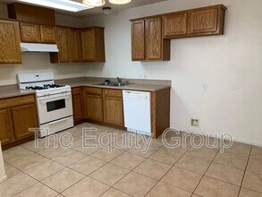 114 W Cameron St in Hanford, CA - Building Photo - Building Photo