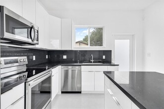 785 SW 7th Ave in Hallandale Beach, FL - Building Photo - Building Photo