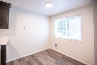 Barclay Square Apartments in Woodburn, OR - Building Photo - Building Photo