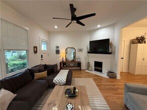556 Seal Pl NE in Atlanta, GA - Foto de edificio - Building Photo