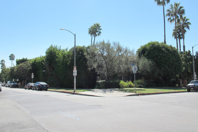 1560 N Laurel Ave in Los Angeles, CA - Foto de edificio - Building Photo