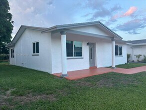 4715 NW 44th St in Tamarac, FL - Building Photo - Building Photo