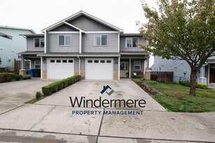 185 NE Melrose Dr in Oak Harbor, WA - Building Photo