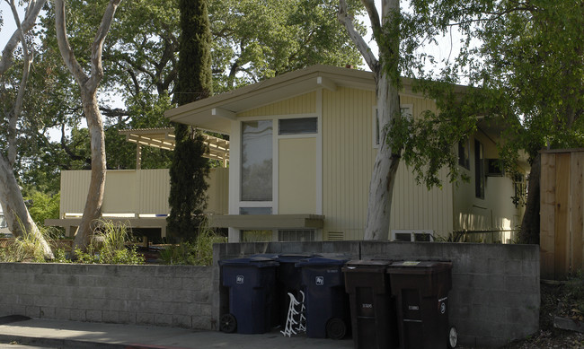 Pine Oak Apartments in Walnut Creek, CA - Building Photo - Building Photo