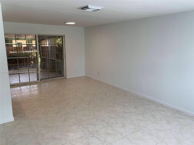 1117 NE 2nd Ct-Unit -1 in Hallandale Beach, FL - Building Photo - Building Photo