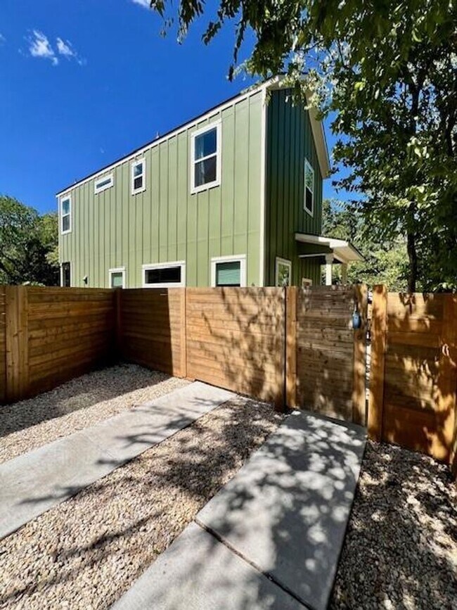 6202 Palm Cir in Austin, TX - Building Photo - Building Photo