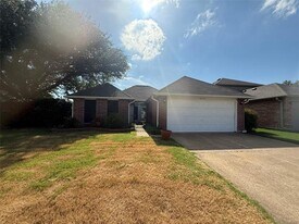 5210 Manhassett Dr in Arlington, TX - Building Photo