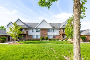 Aspen Court in Oak Creek, WI - Building Photo