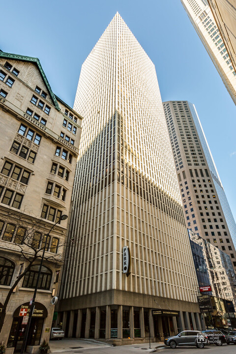 100 E Walton St in Chicago, IL - Building Photo