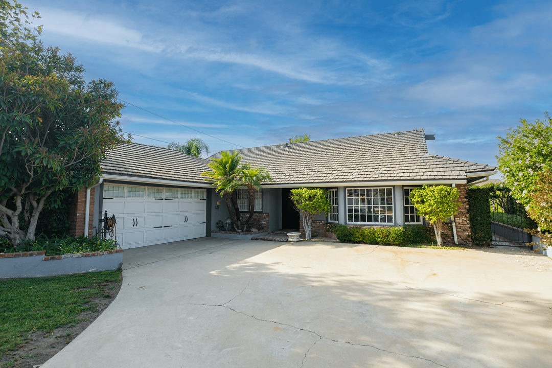 12281 Woodley Ave in Granada Hills, CA - Building Photo