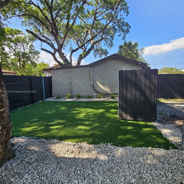 1417 SW 33rd Ct in Fort Lauderdale, FL - Building Photo