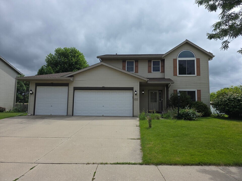 2535 Emslie Dr in Waukesha, WI - Building Photo