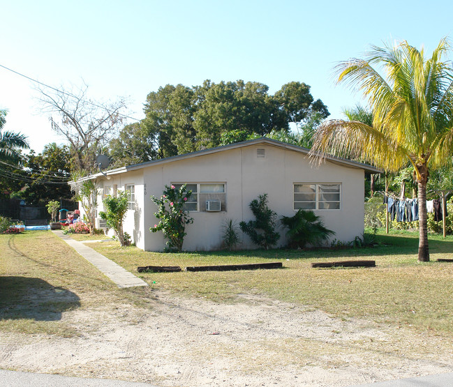 800-840 NW 12th St in Homestead, FL - Foto de edificio - Building Photo