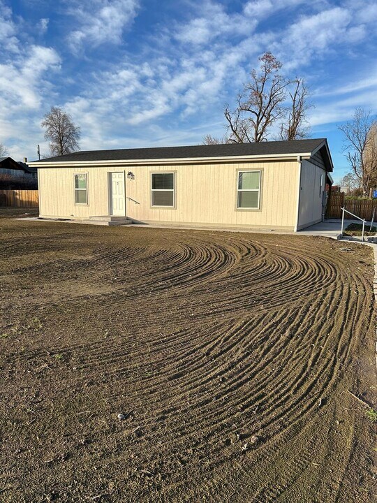 310 N Morrison St in Adams, OR - Building Photo