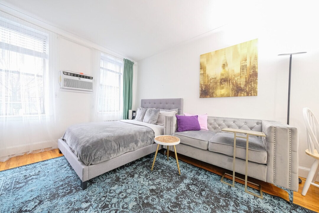 328 E 74th St in New York, NY - Building Photo