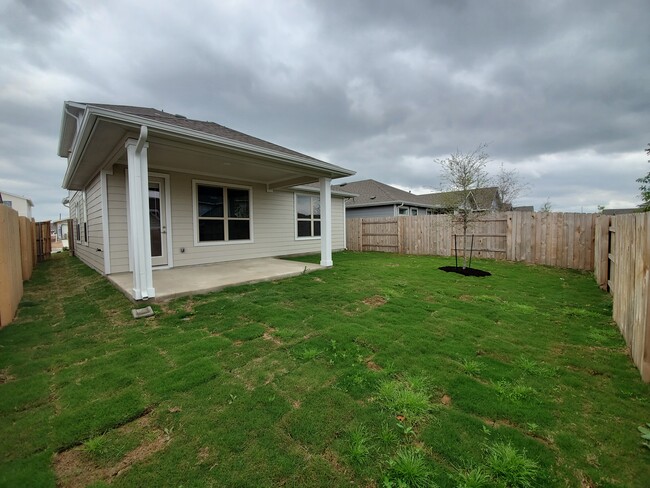 8207 Cottage Rose Dr in Austin, TX - Foto de edificio - Building Photo