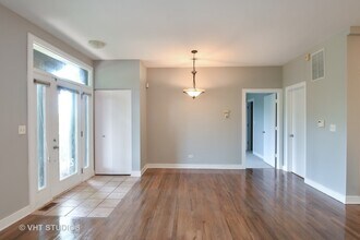 2912 N River Walk Dr, Unit Riverfront Apartment in Chicago, IL - Foto de edificio - Building Photo