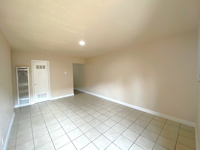 60 E 12th St in Merced, CA - Foto de edificio - Building Photo