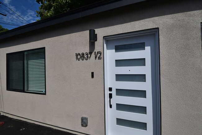 10839 Moorpark St in Los Angeles, CA - Building Photo - Building Photo