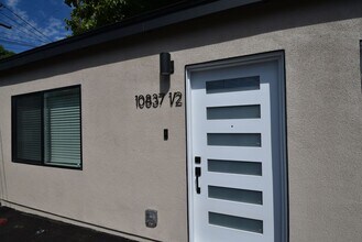 10839 Moorpark St in Los Angeles, CA - Foto de edificio - Building Photo