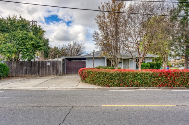 2425 Edison Ave in Sacramento, CA - Building Photo - Building Photo