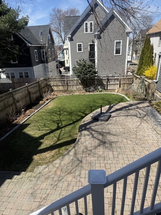110 Bartlett St, Unit #1 in Somerville, MA - Foto de edificio