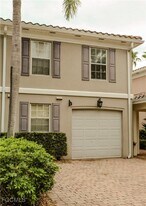 5823 Cove Cir in Naples, FL - Building Photo