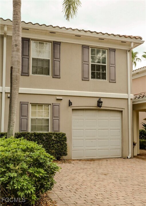 5823 Cove Cir in Naples, FL - Foto de edificio