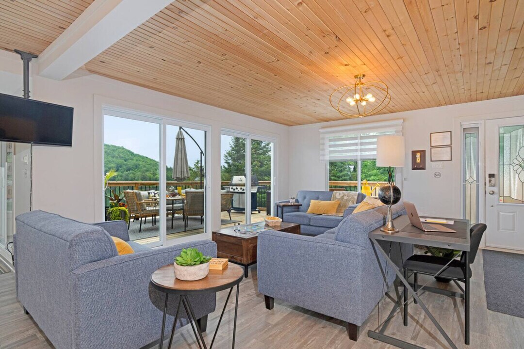 52 Rue Charette in Val-des-monts, QC - Building Photo