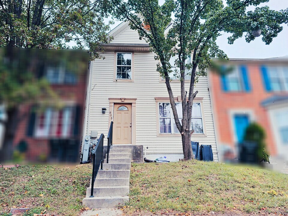 605 Villager Cir in Dundalk, MD - Building Photo