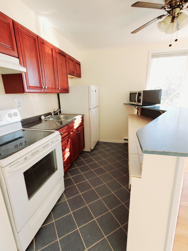 69 Cove Rd, Unit 18 in Stamford, CT - Foto de edificio - Building Photo