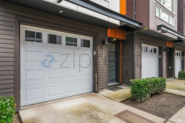 1588 139th Ct NE in Bellevue, WA - Foto de edificio - Building Photo