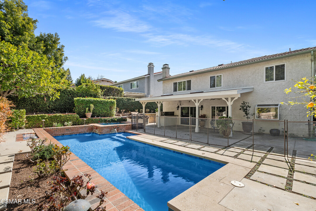 30121 Amelia Dr in Agoura Hills, CA - Foto de edificio