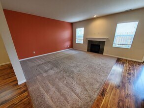 2464 NW Sunny Ln in Albany, OR - Building Photo - Building Photo