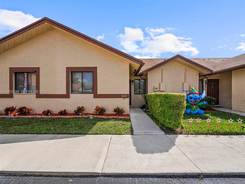 11065 NW 38th Pl in Sunrise, FL - Building Photo
