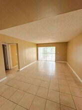 711 N Pine Island Rd, Unit 213 in Plantation, FL - Foto de edificio - Building Photo