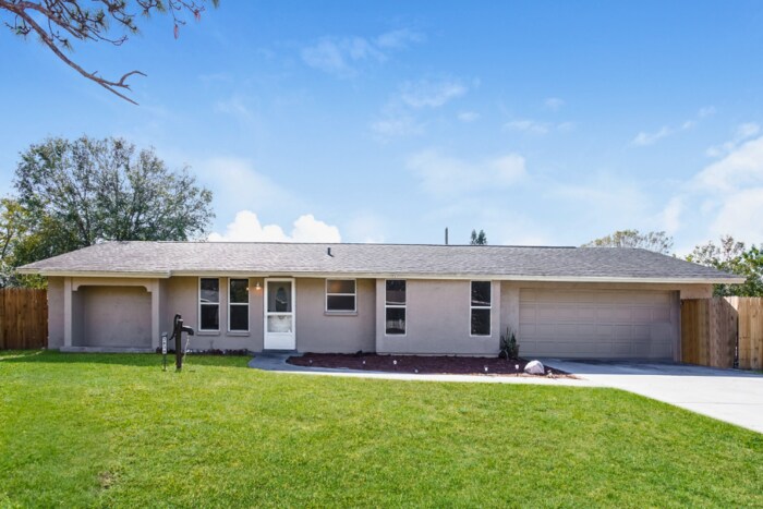 3834 San Luis Dr in Sarasota, FL - Building Photo