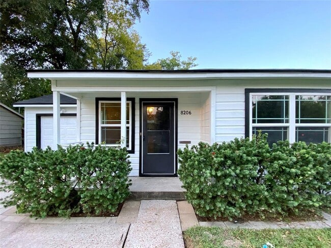 8206 Montridge Dr in Houston, TX - Building Photo - Building Photo