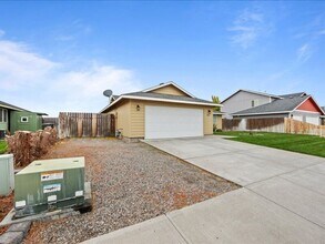 7912 Quadra Dr in Pasco, WA - Building Photo - Building Photo