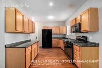 844 Park St SW in Grand Rapids, MI - Building Photo - Building Photo