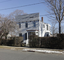 528 1st St in Greenport, NY - Building Photo