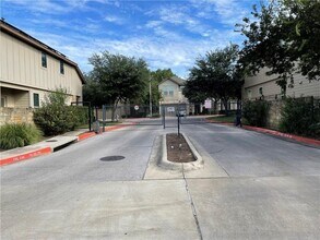 2001 Faro Dr in Austin, TX - Building Photo - Building Photo