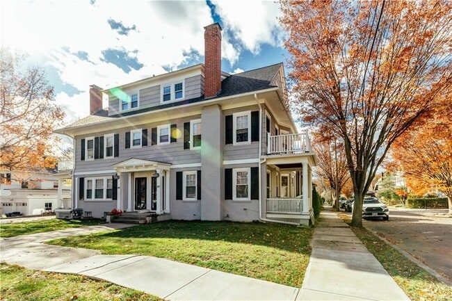 422 Wayland Ave in Providence, RI - Foto de edificio - Building Photo