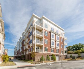 One Dutchess Luxury Waterfront 1, 2, & 3 Bedroom Apartments in Poughkeepsie, NY - Building Photo - Building Photo