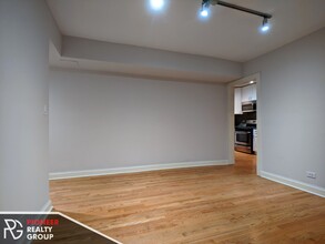 2317 N Rockwell St, Unit 2323-GDNC in Chicago, IL - Foto de edificio - Building Photo