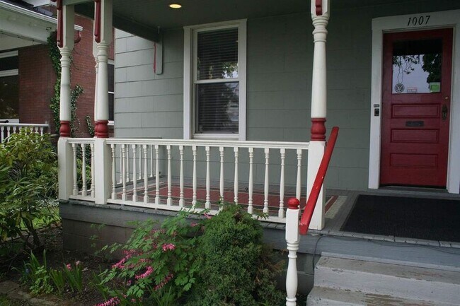 1007 W Augusta Ave, Unit Bedroom #3 in Spokane, WA - Building Photo - Building Photo