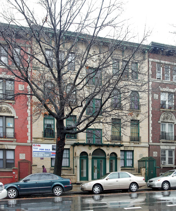 2348 University Avenue in Bronx, NY - Building Photo