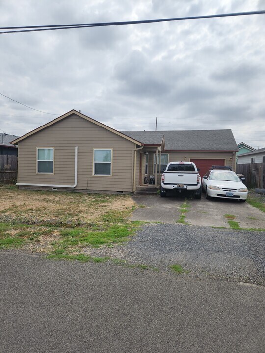 1920 17th Ave SE in Albany, OR - Building Photo