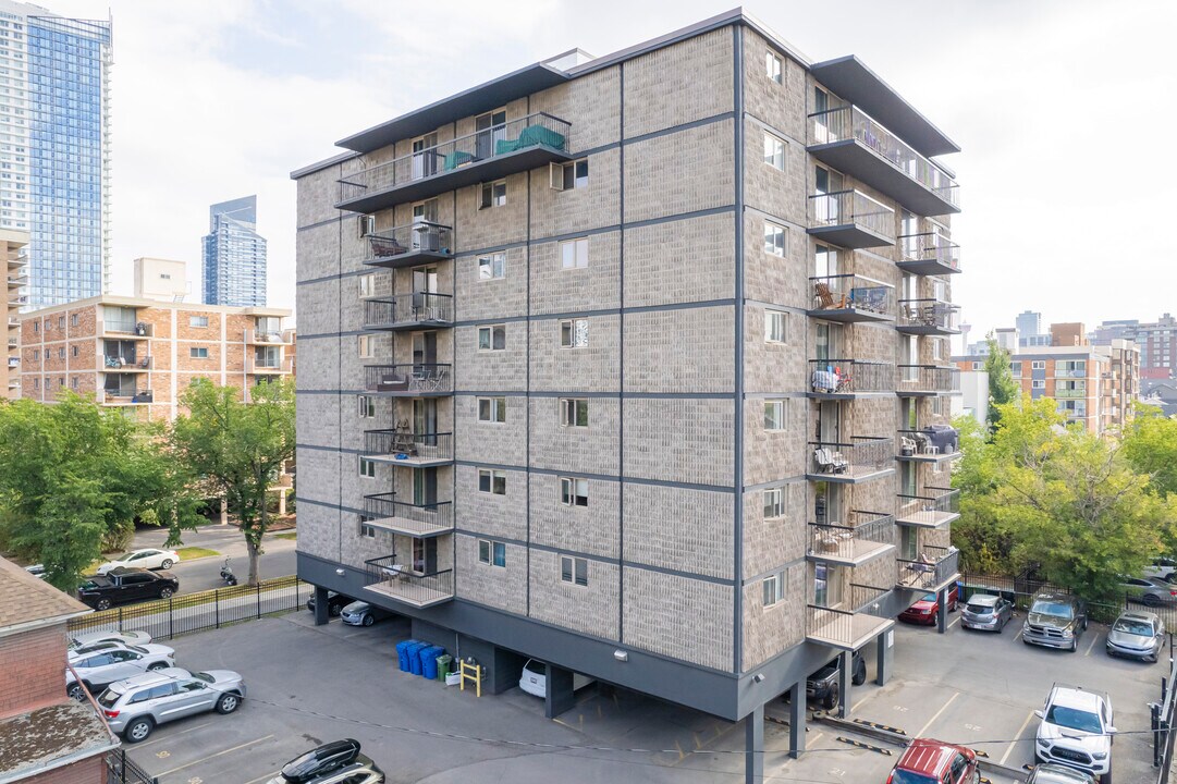 Manor House in Calgary, AB - Building Photo