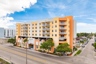 Biscayne Court Apartments in Miami, FL - Building Photo - Primary Photo